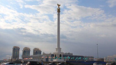 "Қазақ елі" монументі тіреумен тұр. Елорданың шала ескерткіштері құлауы мүмкін 