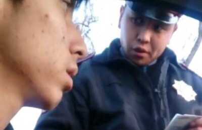 Полицейский назвал водителя "терпилой" и швырнул в него документы