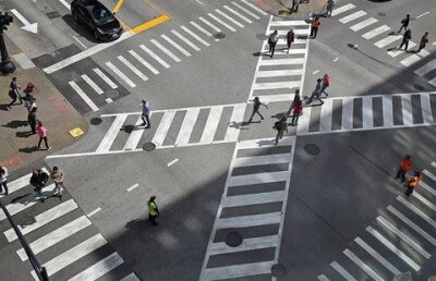 Пешеходы остановят движение на оживлённом перекрёстке Алматы 
