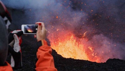 На Гавайях ужесточили наказание за селфи с вулканической лавой