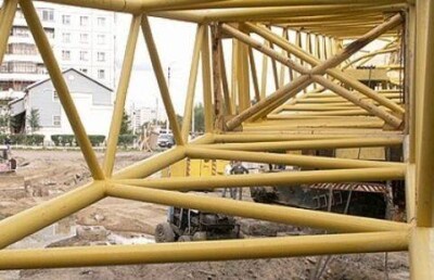 На рабочих фабрики "АрселорМиттал Темиртау" упала стрела автокрана, один человек погиб