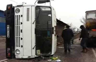 На оживлённом участке дороги в Алматы опрокинулась фура