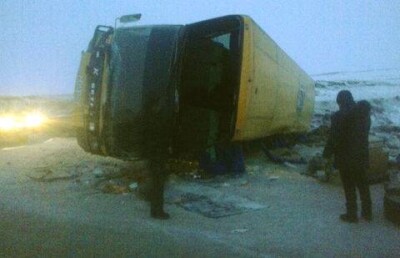 Рейсовый автобус опрокинулся на трассе в Павлодарской области