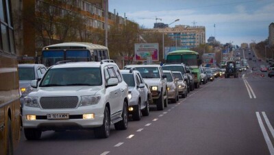 В Актау пешеход разрулил пробку, пока не работал светофор