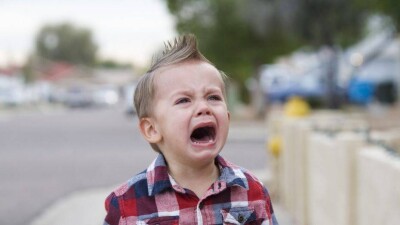 Жители Актобе подняли шум, увидев плачущего ребёнка за забором детского сада 