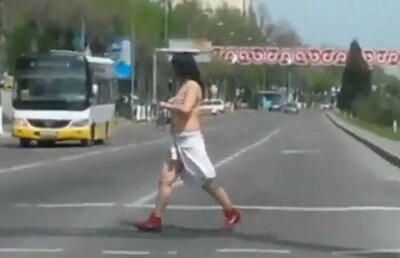 Гуляющую в нижнем белье девушку сняли на видео в Шымкенте