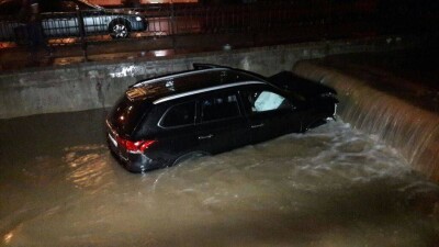 В Алматы машина вылетела за ограждение и упала в реку