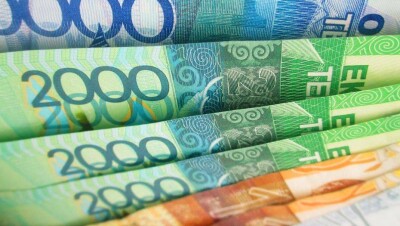 Тенге после рекордного роста вновь сдал позиции вслед за нефтью 