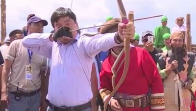 Аким Алматы удивил гостей этнофестиваля меткой стрельбой из лука