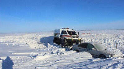 Спасатели вызволяют казахстанцев из снежного плена в 10 областях