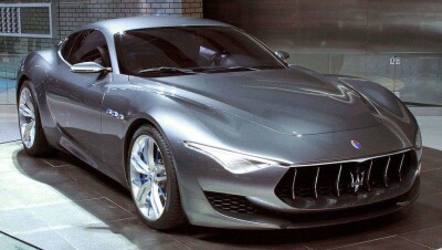 В Италии сгорели несколько сотен автомобилей Maserati