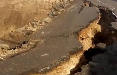 Обрушение трассы вблизи Темиртау сняли на видео очевидцы