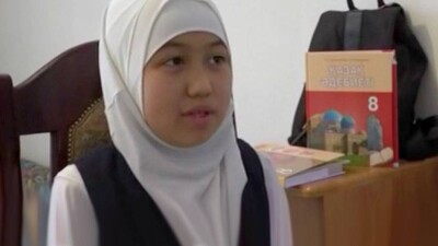 Восьмиклассницу в мусульманском платке с 1 сентября не пускают в школу в Атырау