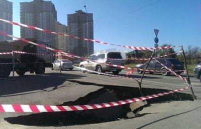 В Алматы на улице Саина провалился асфальт