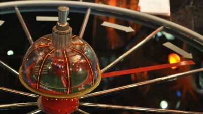 Приз в 600 долларов назначил "Что? Где? Когда?" для победителей игры в Алматы