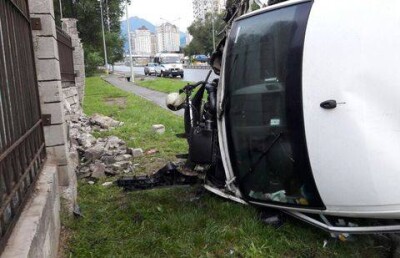В Алматы микроавтобус врезался в бордюр, забор и столб