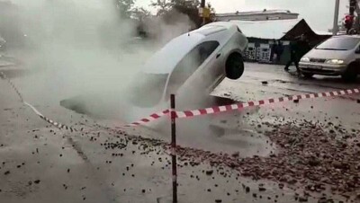 В яму с кипятком провалился автомобиль в Петропавловске