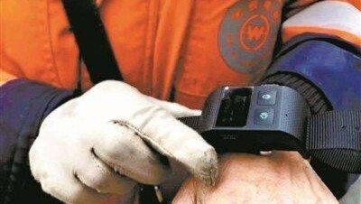В Китае уборщиков улиц обязали носить браслеты с GPS