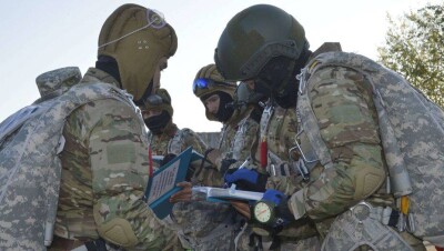 На учениях "Каратау-2017" мотострелковые и танковые подразделения блокировали условный кризисный район