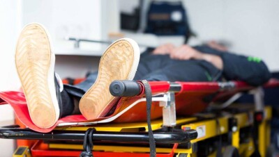 В Павлодаре "скорая" не смогла подъехать к дому пациента из-за снега. Врачи 2 км несли его на руках 