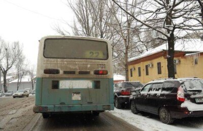 Водитель автобуса в Алматы высадил пассажиров на полдороге, объявив что рабочий день окончен