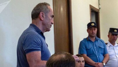 Экс-президента Армении Роберта Кочаряна вновь арестовали. В СИЗО он явился сам