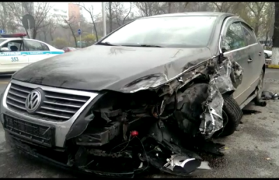 На выделенной автобусной полосе столкнулись две иномарки в Алматы