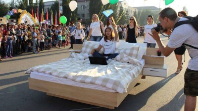 Рудничане приехали на парад в День города на монстр-траках и кроватях с колёсами