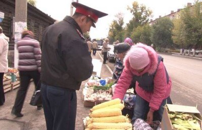 Североказахстанские полицейские штрафуют пенсионеров за торговлю дачными овощами