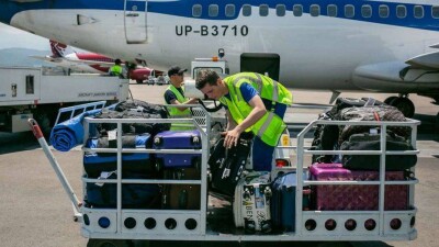 Что происходит с чемоданами после того, как вы их сдали в аэропорту? Репортаж из багажного отделения