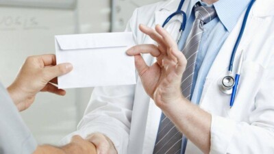 Чтобы победить в тендере, работнику Минздрава дали взятку парфюмом