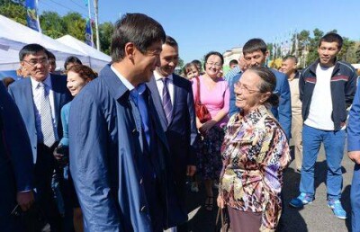 Бауыржан Байбек на алматинском рынке купил виноград и шубат