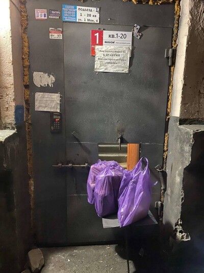 В Павлодаре волонтёры бесплатно развозят продукты питания жильцам подъездов, закрытых на карантин 