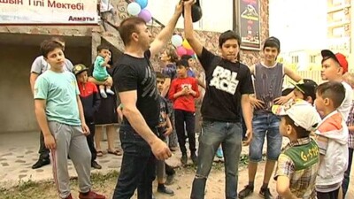 Казахстанский чемпион мира по ММА возрождает дворовые клубы в Алматы