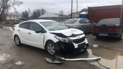 В Алматы автомобиль протаранил блокпост. Сотрудник полиции попал в больницу с переломами обеих ног