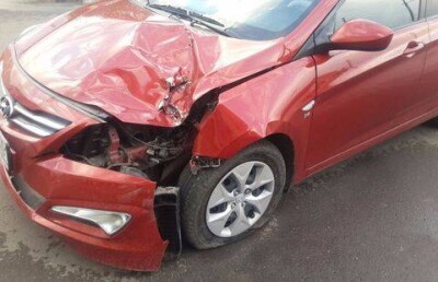 Шестиметровый профлист с высоты рухнул на автомобиль в Астане