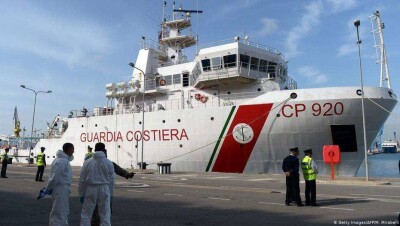 Италия отказалась принять судно со 135 мигрантами на борту