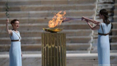 Без зрителей прошла в Афинах церемония передачи олимпийского огня Токио 