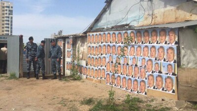 В Астане сносят дом женщины, обклеившей стены портретами Назарбаева