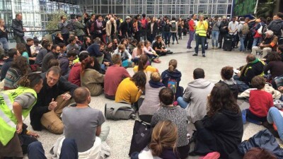 Протестующие забаррикадировались в торговом центре Парижа