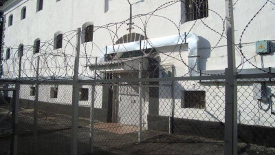Руслан Кулекбаев бросил в сотрудников СИЗО стол