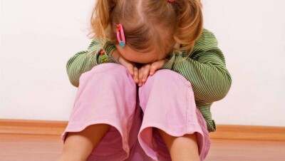 В Усть-Каменогорске родители с трудом добились увольнения няни, бросавшей на пол детей 