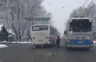 В Алматы наказали водителя автобуса, едва не сбившего женщину с ребёнком