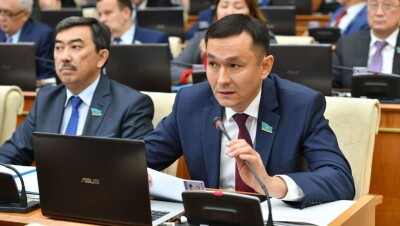 Мажилисмен Конуров предложил инвестировать деньги Нацфонда в МФЦА