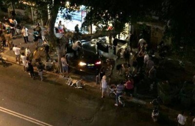 В Тель-Авиве автомобиль на скорости протаранил кафе, три человека погибли