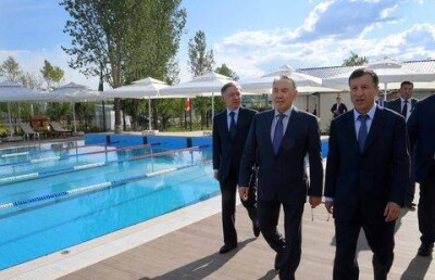 Назарбаев прогулялся по пляжу в центральном парке Астаны