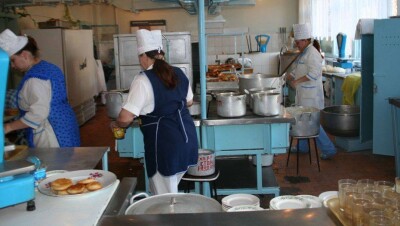 В Темиртау арендатор школьной столовой, где нашли кишечную палочку, подала в суд на проверяющих