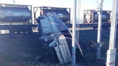 Двое казахстанцев пострадали при столкновении автобуса с поездом в России