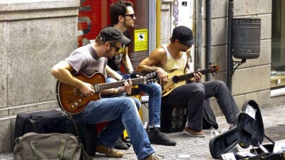 В Астане запретили петь на набережной, в Алматы разбираются с уличными музыкантами