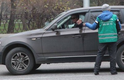 Алматинские парковщики продолжают брать деньги за свои услуги